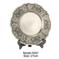 Paauksuota metalinė suvenyrinė lėkštė su mediniais stovais